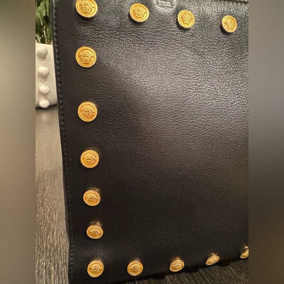 1990s Gianni Versace Couture Medallion Black leather Chain Bag - Picture 2 of 12